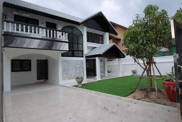 2-Story House for Sale and Rent in Soi Pothisan 3