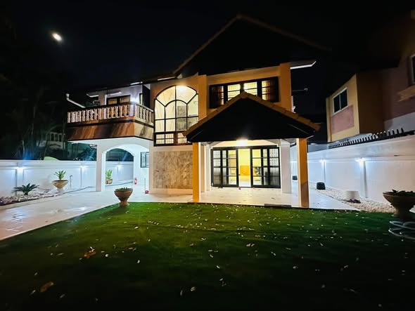 2-Story House for Sale and Rent in Soi Pothisan 3