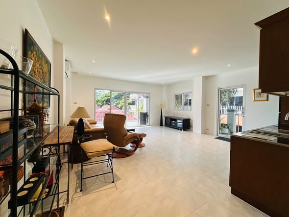 Pratamnak - Large 2 Bed Condo for SALE. Good Price