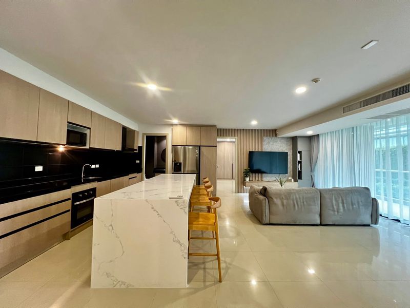 A biggest room in Gardenia for sale  4bdr 5bath